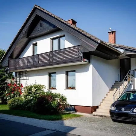 Apartment Cosy & Spacious Apt. Benc Zirovnica